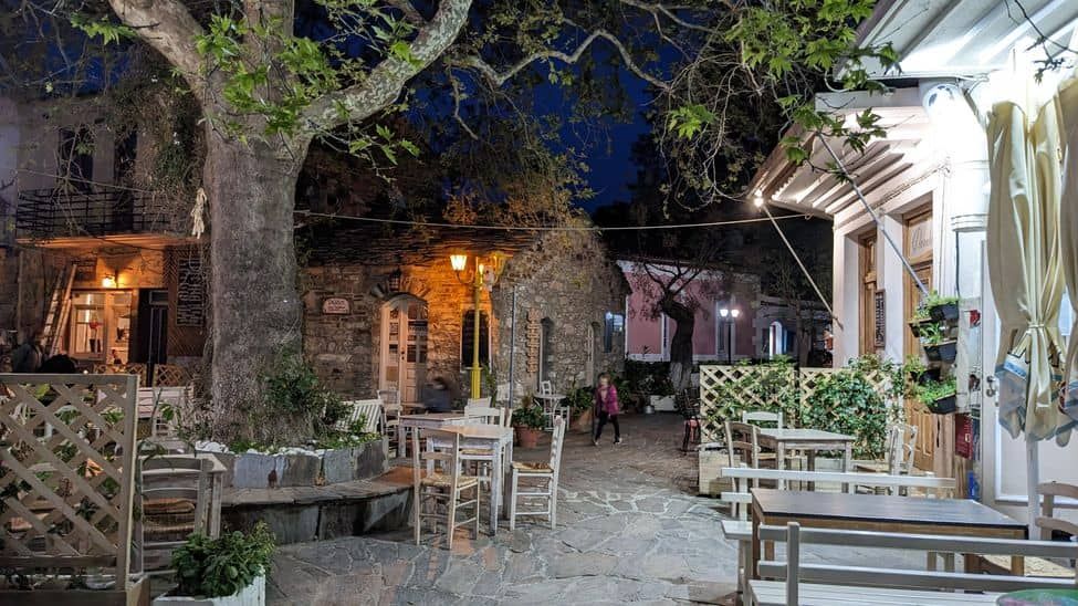 Rahes ou Raches, place du village investie par les terrasses des cafés et tavernes, tables et chaises