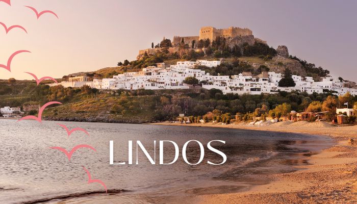 Lindos, vue sur le village à Rhodes, montagne et mer