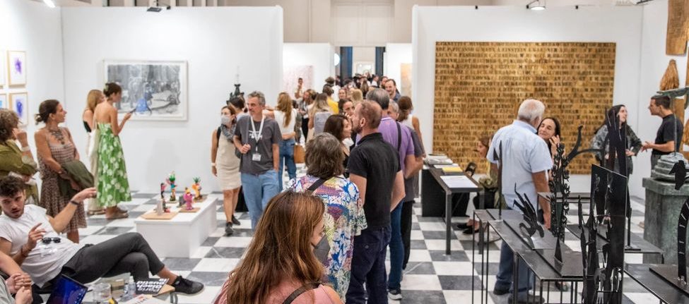 une salle à art athina, exposition d'art à Athènes