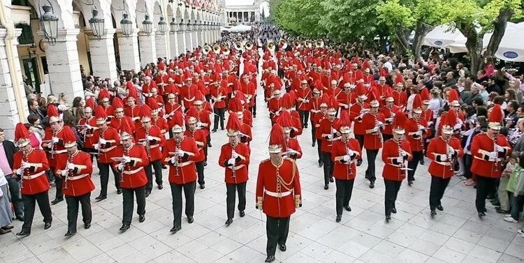 défilé d'une fanfare militaire, uniformes rouges