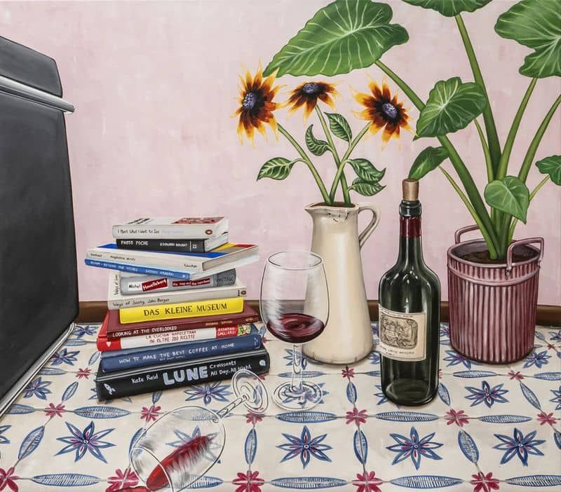 table avec verre de vin renversé, fleurs et livres. peinture de Yam Shalev