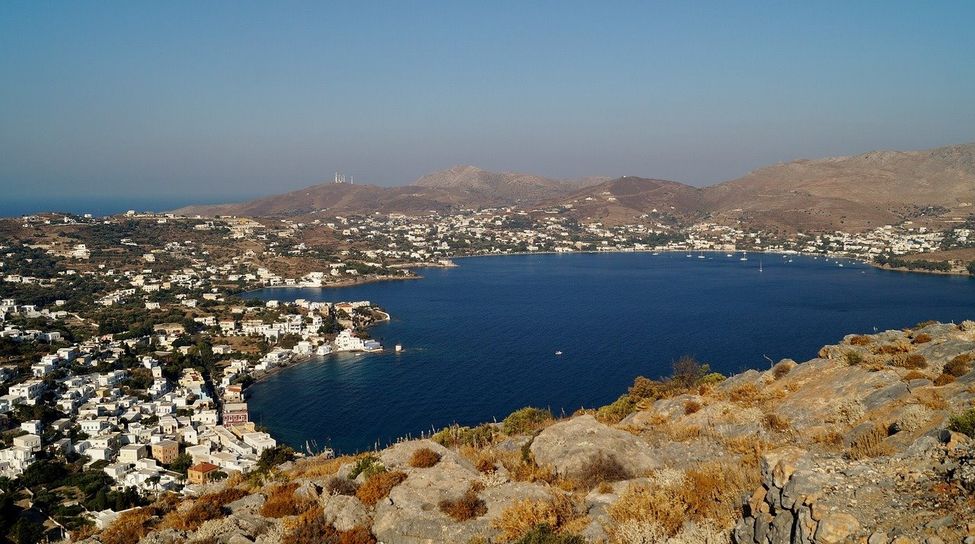 Vue sur une baie de l'île de Leros en Grèce