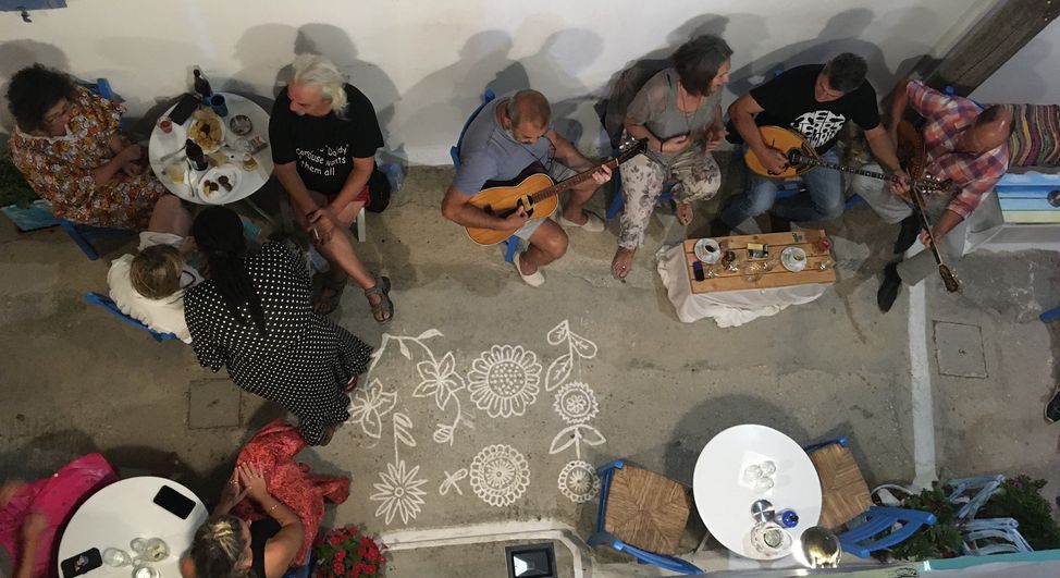 musique grecque, rebetiko dans la rue à Amorgos en Grèce
