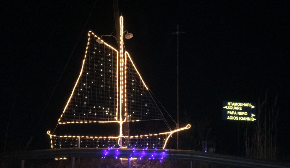 bateau illuminé sur le bord de la route, pour Noël en Grèce