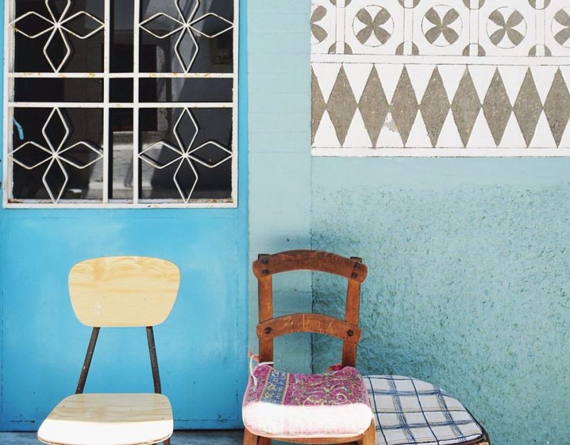 île de légée du Nord, Chios. Chaises devant une porte bleue de maison