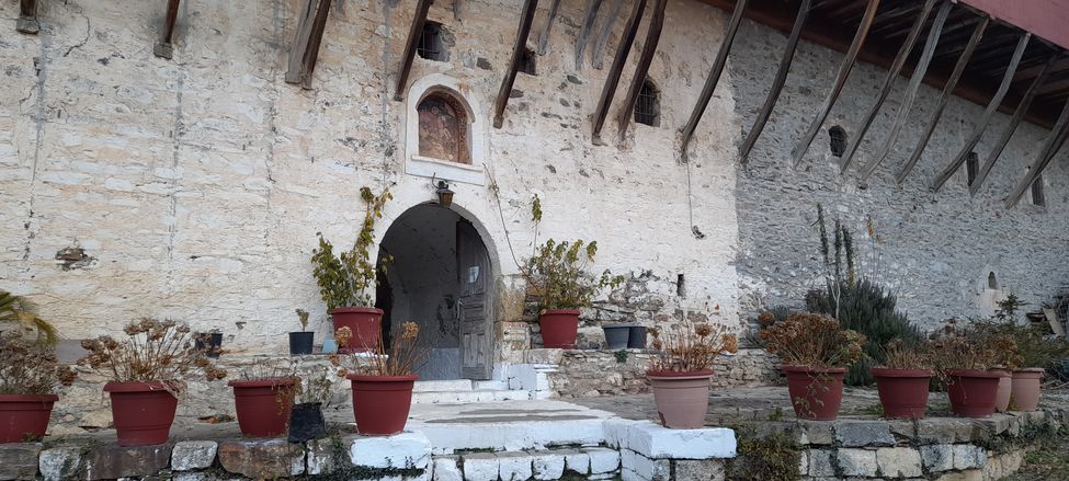 Le monastère de Saint Georges Feneos près du lac Doxa en Grèce