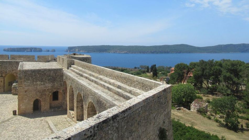 Citadelle de Pylos et vue sur la baie de Navarino en Messénie