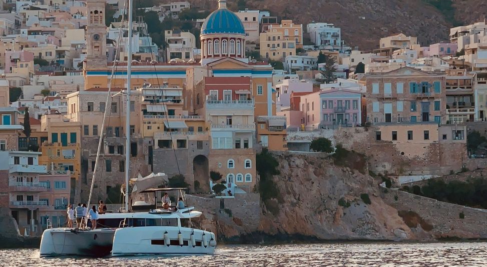 vue depuis la mer sur la ville d'Ermoupoli à Syros, Cyclades - Grèce
