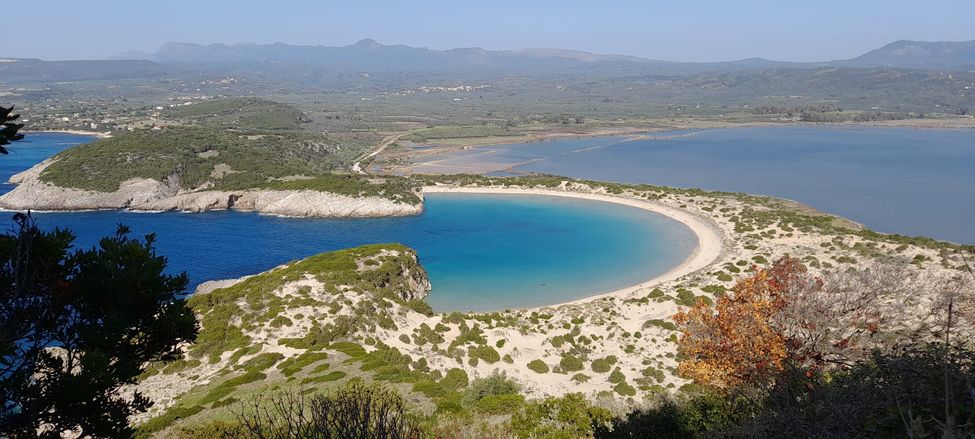 La baie de Voïdokilia en Messénie, en forme de fer à cheval, en Grèce