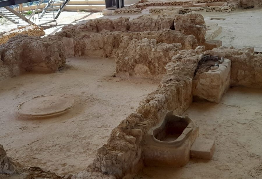 La baignoire et le foyer du petit « Mégaron » au Palais de Nestor en Messénie, Grèce