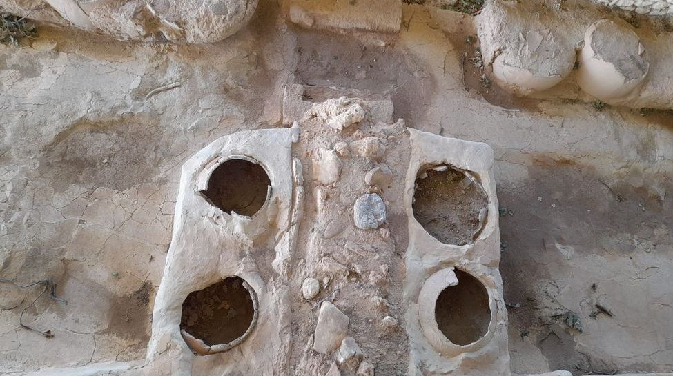 Jarres à vin et huile d'olive au palais de Nestor en Messénie, dans le Péloponnèse en Grèce