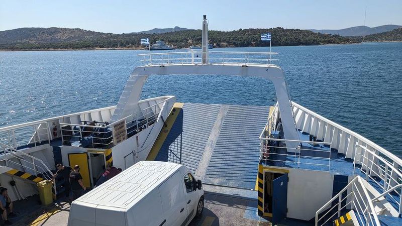 Ferry pour traverser de Megara à Salamine