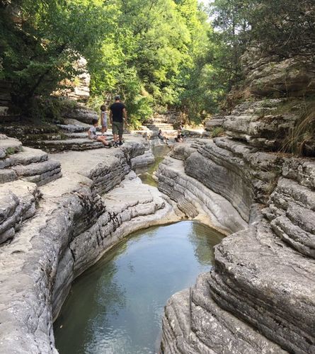 Piscines naturelles de Papingo dans les Zagories en Grèce du Nord