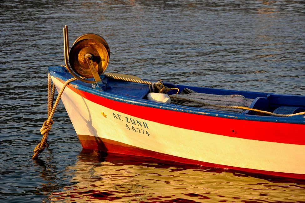 Barque flottant à Alonissos dans l'archipel des Sporades