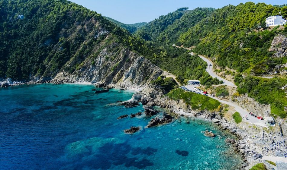 Mer bleue et montagne verdoyante, paysage de Skopelos dans les îles Sporades en Grèce