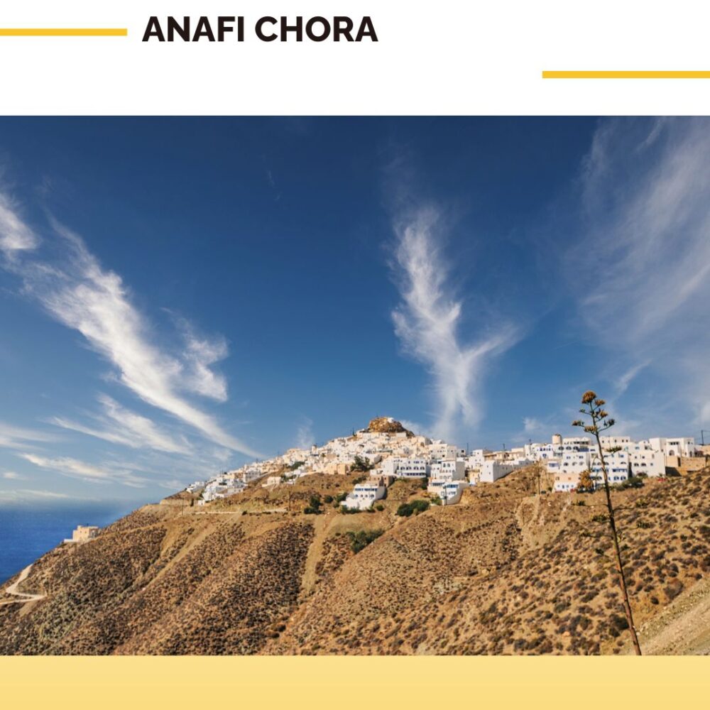 Vue panoramique de la Chora d'Anáfi, charmant village des Cyclades, avec ses maisons blanches traditionnelles, ses ruelles étroites et son atmosphère pittoresque, dominant le paysage de l'île d'Anáfi en Mer Égée.